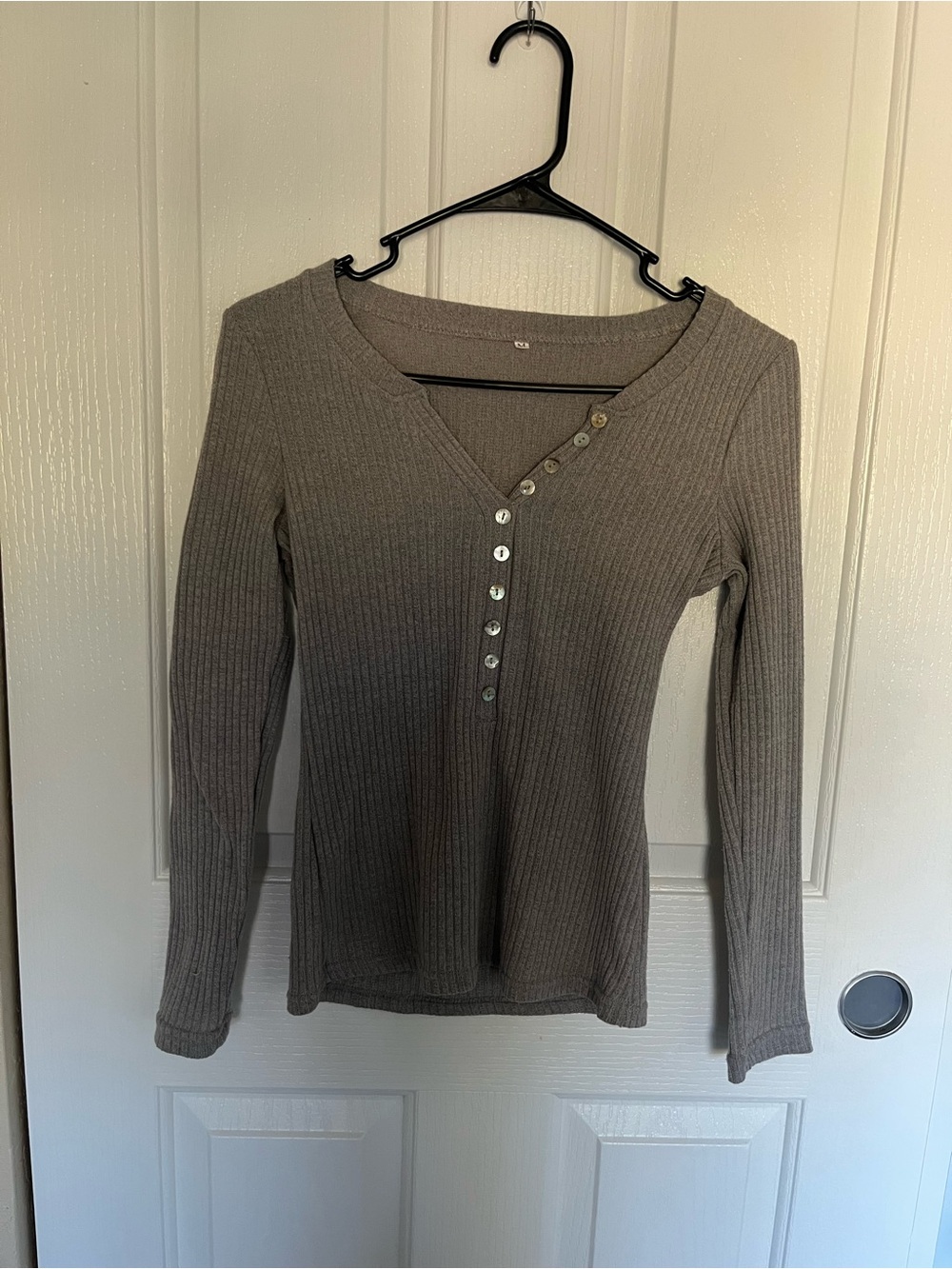 Ribbed Long-Sleeve Henley Top - Gray